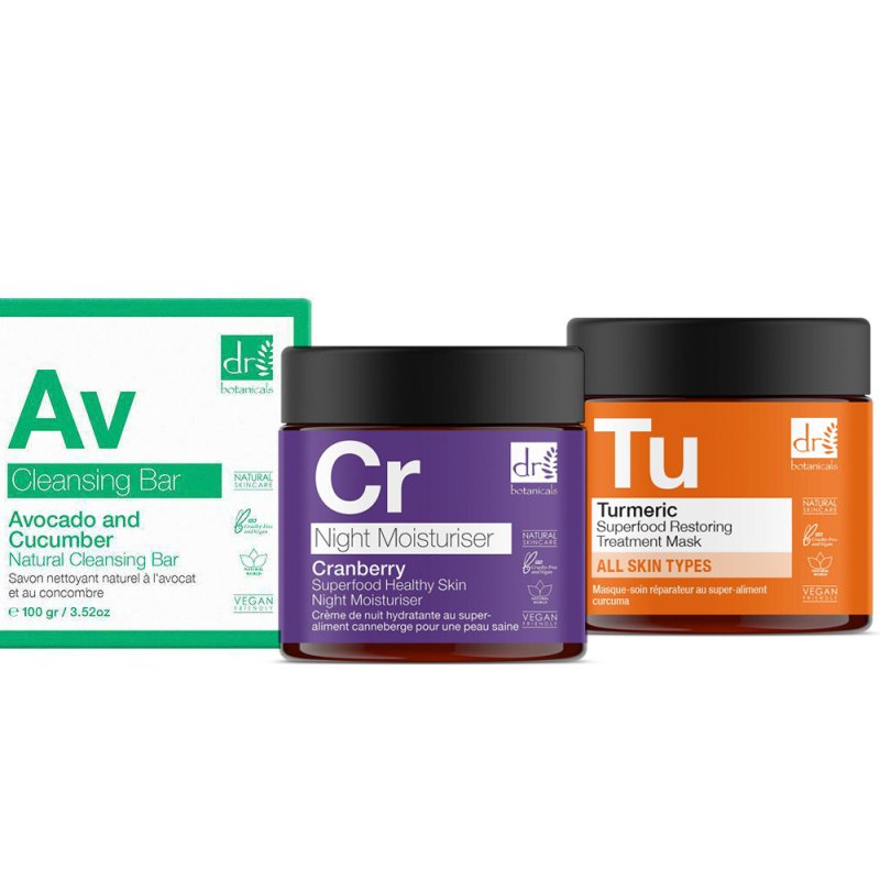 مجموعة مسائية من الأفوكادو والتوت البري والكركم