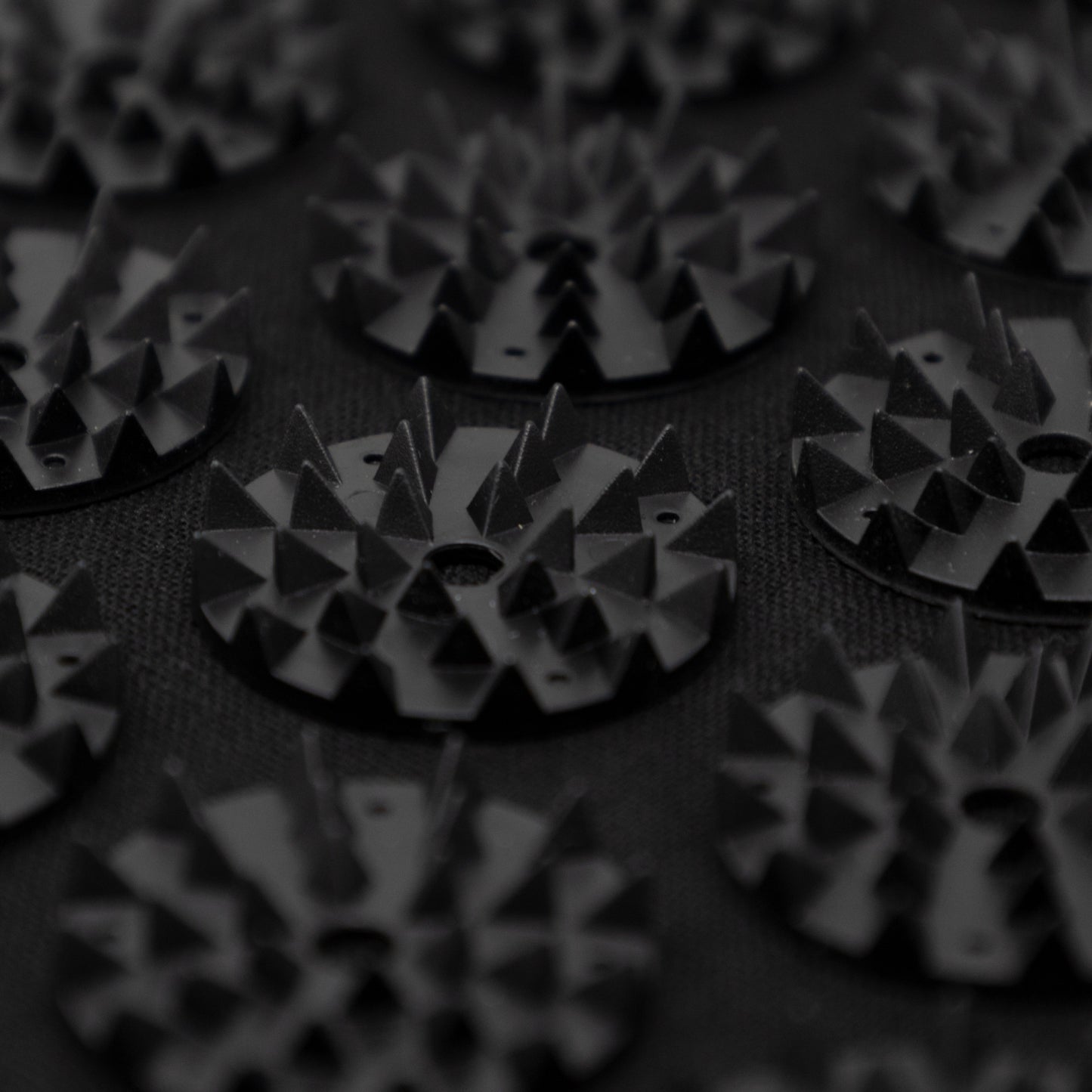 حصيرة ووسادة للعلاج بالضغط (أسود)