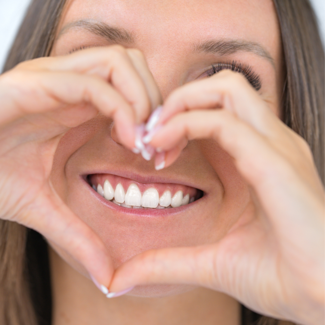 مجموعتان من منتجات تبييض الأسنان PAP-X™ من Whiten Together